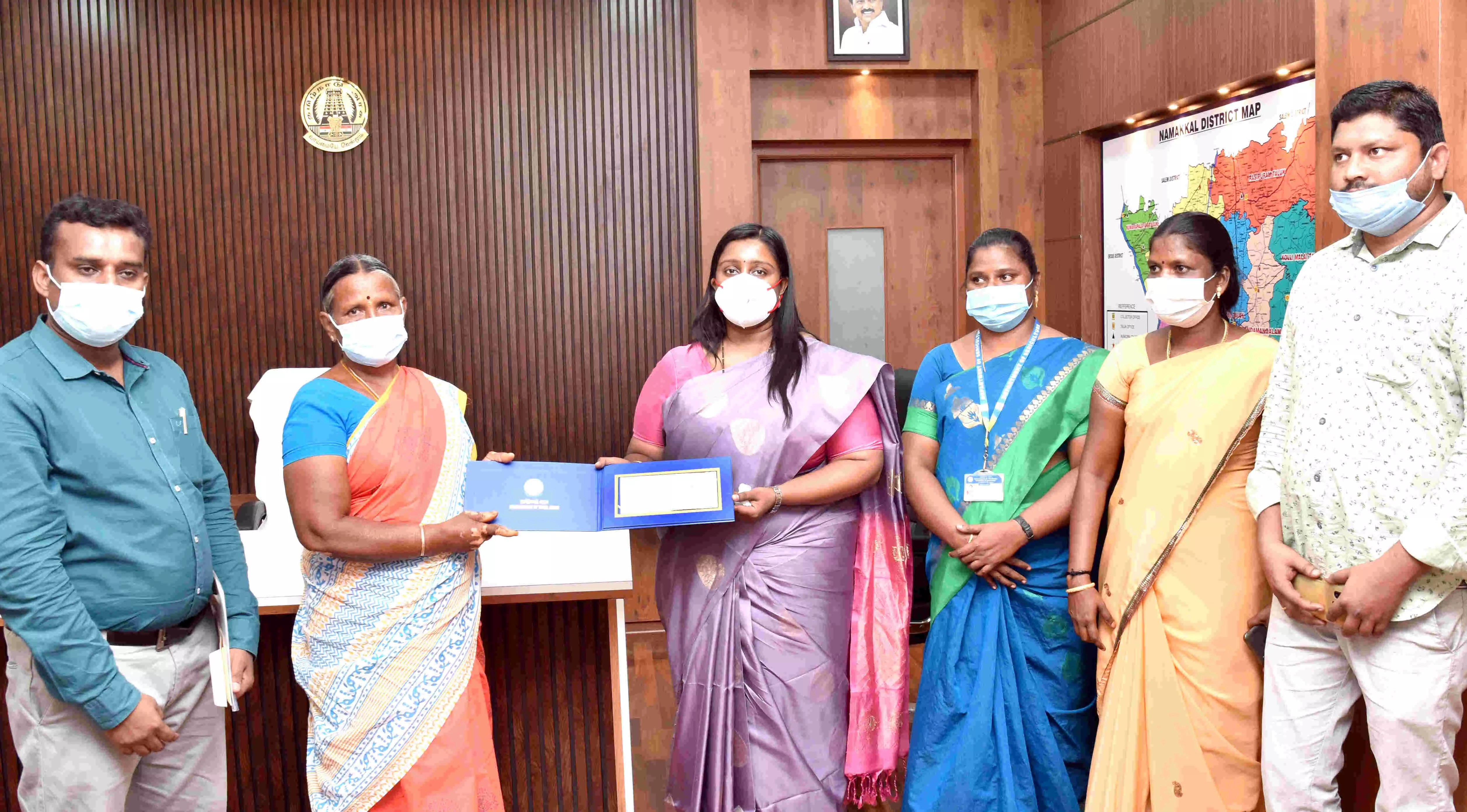 பட்டுக்கூடு உற்பத்தியில் 3ம் இடம்: ராசிபுரம் பெண்ணுக்கு முதல்வர் பரிசு பட்டுக்கூடு உற்பத்தியில் 3ம் இடம்: ராசிபுரம் பெண்ணுக்கு முதல்வர் பரிசு