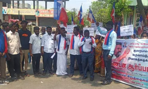 குமாரபாளையத்தில் பட்டா கேட்டு விடுதலை சிறுத்தைகள் கட்சியினர் ஆர்ப்பாட்டம் குமாரபாளையத்தில் பட்டா கேட்டு விடுதலை சிறுத்தைகள் கட்சியினர் ஆர்ப்பாட்டம்