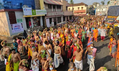 தஞ்சை புன்னைநல்லூர் மாரியம்மன் கோயிலுக்கு பால்குடம் எடுத்து வழிபாடு