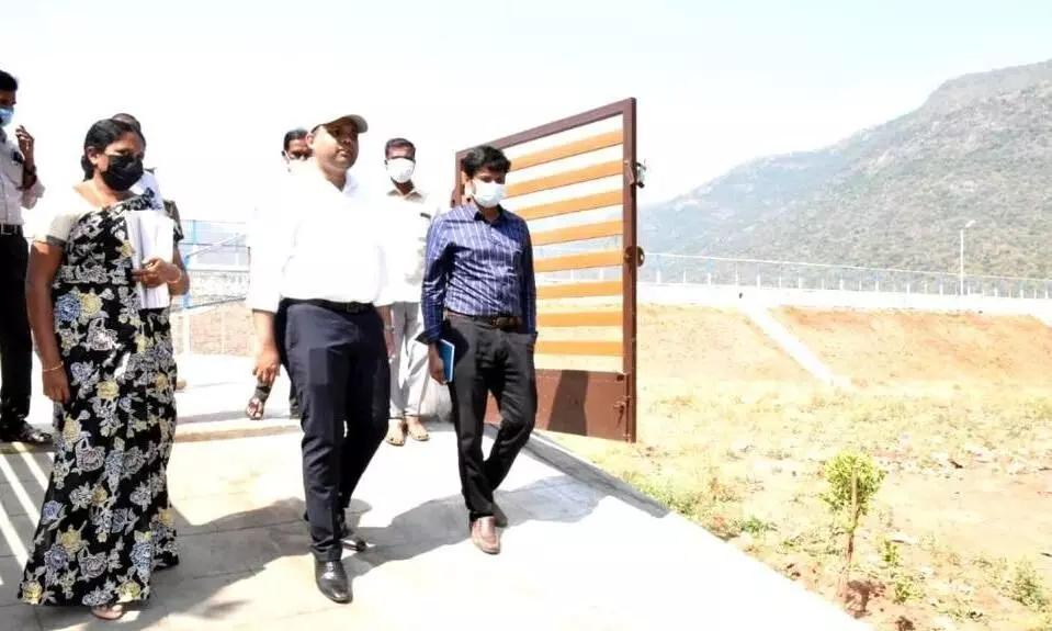 கோபி அருகே குண்டேரிப்பள்ளம் அணையை ஆட்சியர் நேரில் ஆய்வு கோபி அருகே குண்டேரிப்பள்ளம் அணையை ஆட்சியர் நேரில் ஆய்வு