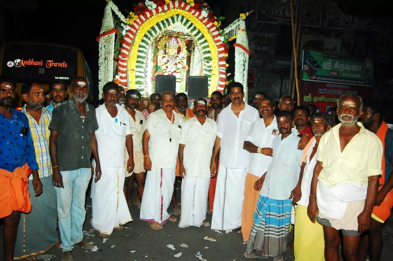 அலங்காநல்லூர் அருகே கல்லணை கிராமத்தில் அம்மன் பூப்பல்லக்கில் பவனி அலங்காநல்லூர் அருகே கல்லணை கிராமத்தில் அம்மன் பூப்பல்லக்கில் பவனி