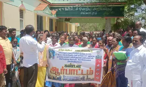 18 மாத சம்பள பாக்கியை உடனே வழங்க கோரி  தூய்மை பணியாளர்கள் ஆர்ப்பாட்டம் 18 மாத சம்பள பாக்கியை உடனே வழங்க கோரி  தூய்மை பணியாளர்கள் ஆர்ப்பாட்டம்