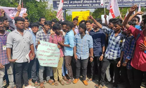 தேர்வு கட்டணம் உயர்வு: வகுப்புகளை புறக்கணித்து மாணவர்கள் போராட்டம்