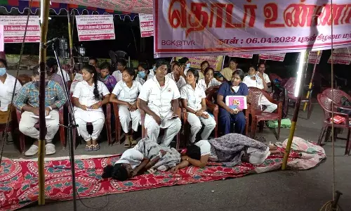 பணிநீக்கம் செய்யப்பட்ட செவிலியர்கள் 2-வது நாளாக தொடர்  உண்ணாவிரதம்