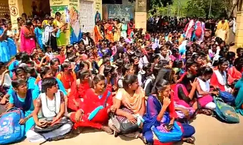 தேர்வு கட்டணம் உயர்வை கண்டித்து மன்னார்குடியில்  மாணவர்கள் போராட்டம்