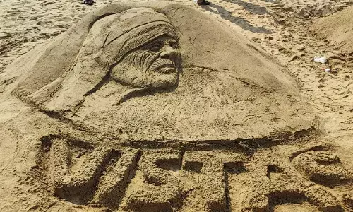 சென்னை பெசன்ட் நகர் கடற்கரையில் மாணவர்கள் உருவாக்கிய மணற்சிற்பம்