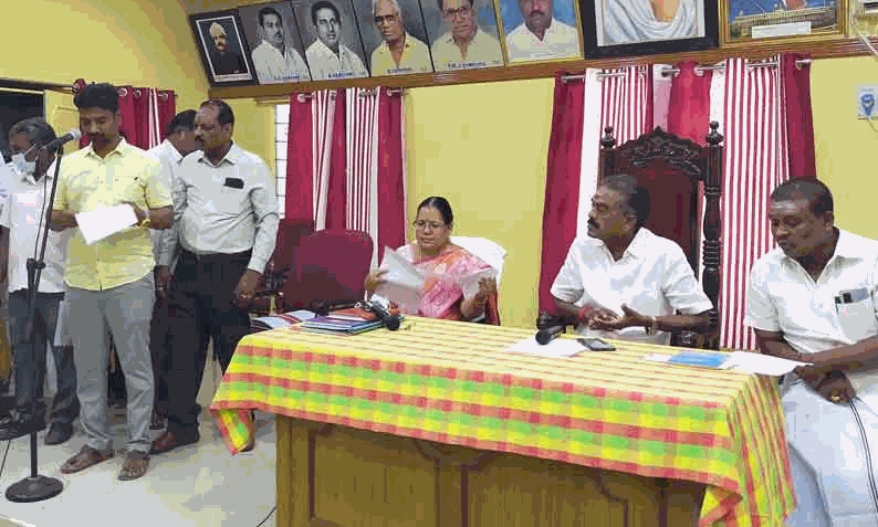 துணைத்தலைவர் வேறு கட்சி என்பதால் கீழே அமரச்சொன்ன தலைவர் துணைத்தலைவர் வேறு கட்சி என்பதால் கீழே அமரச்சொன்ன தலைவர்