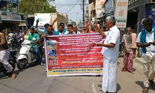 பள்ளிபாளையம் ஆர்.ஐ. அலுவலகம் முன்பு விவசாயிகள் முற்றுகை போராட்டம்