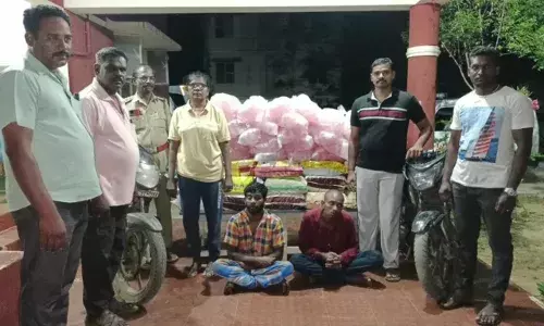 சீர்காழி அருகே பாண்டிச்சேரி சாராயம் கடத்தி வந்த 2 பேர் கைது