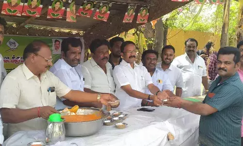 முன்னாள் அமைச்சர் விஜயபாஸ்கர் பிறந்தநாளை கொண்டாடிய அதிமுக நிர்வாகிகள்