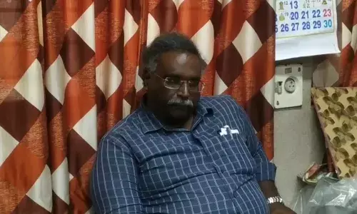 கல்லூரி மாணவியை வீட்டுக்கு அழைத்த பேராசிரியர் கைது