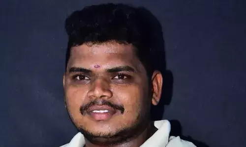 செல்போன் பேசிக்கொண்டிருந்த போது மின்னல் தாக்கி 2 இளைஞர்கள் பலி