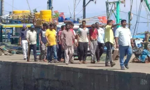 ஈரான் நாட்டு கப்பலை சுற்றிவளைத்தது இந்திய கடலோர காவல்படை: 11 பேர் கைது ஈரான் நாட்டு கப்பலை சுற்றிவளைத்தது இந்திய கடலோர காவல்படை: 11 பேர் கைது