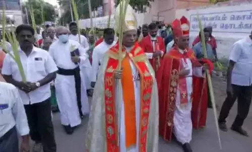 நெல்லையில் புனித சவேரியார் பேராலயத்தில் ஞாயிறு குருத்து பேரணி