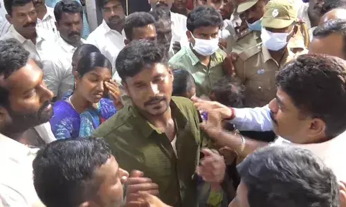 மீன்வளத்துறை அமைச்சர் முன்னிலையில் அதிகாரிகளை மீனவர்கள் முற்றுகை மீன்வளத்துறை அமைச்சர் முன்னிலையில் அதிகாரிகளை மீனவர்கள் முற்றுகை