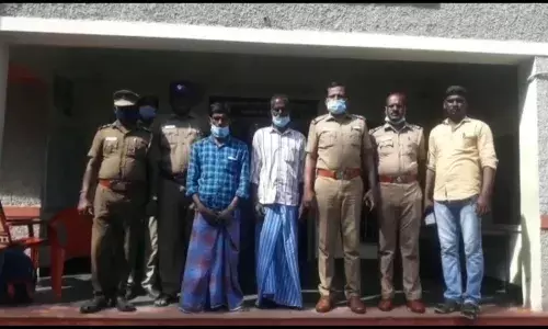 தொண்டி அருகே கஞ்சா விற்ற இருவர் கைது: 2 கிலோ  கஞ்சா பறிமுதல் தொண்டி அருகே கஞ்சா விற்ற இருவர் கைது: 2 கிலோ  கஞ்சா பறிமுதல்
