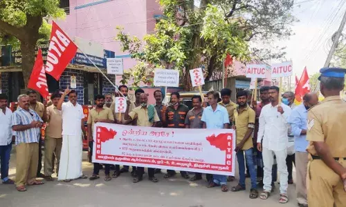 பெட்ரோல், டீசல் விலை உயர்வு கண்டித்து ஏ.ஐ.டி.யு.சி. ஆர்ப்பாட்டம் பெட்ரோல், டீசல் விலை உயர்வு கண்டித்து ஏ.ஐ.டி.யு.சி. ஆர்ப்பாட்டம்