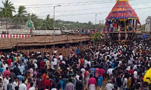 ஆயிரக்கணக்கான மக்களுடன் நார்த்தாமலை முத்துமாரியம்மன் கோவில் தேர் திருவிழா