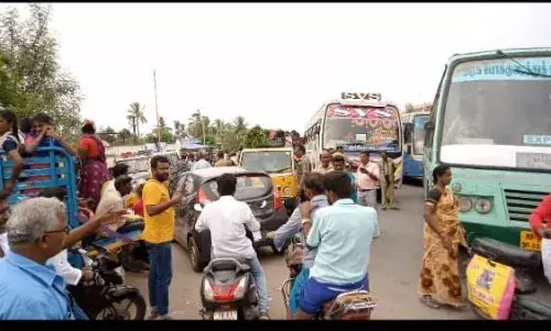 புதுக்கோட்டை அருகே கோவில் திருவிழா: கடும் போக்குவரத்து பாதிப்பு