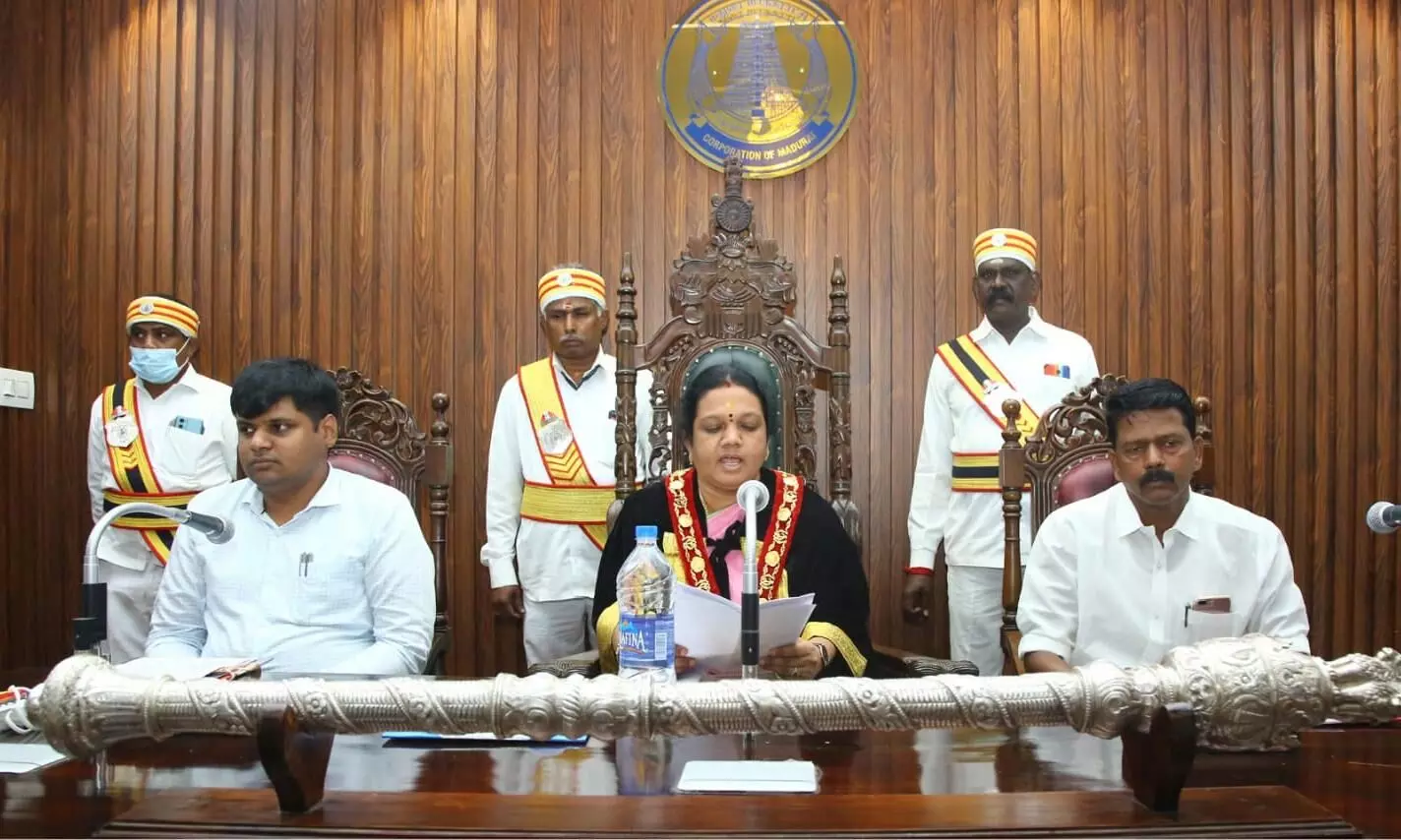 மதுரை மாநகராட்சி கூட்டத்தில் இருந்து அதிமுக உறுப்பினர்கள் வெளிநடப்பு மதுரை மாநகராட்சி கூட்டத்தில் இருந்து அதிமுக உறுப்பினர்கள் வெளிநடப்பு