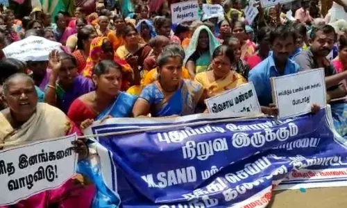 கல்குவாரி அமைக்க எதிர்ப்பு தெரிவித்து போராட்டத்தில் ஈடுபட்ட கிராம மக்கள்