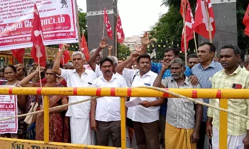 கொல்லிமலையில் அரசு நிலம் ஆக்கிரமிப்பு: மீட்க கோரி விவசாயிகள் சங்கம் ஆர்ப்பாட்டம்