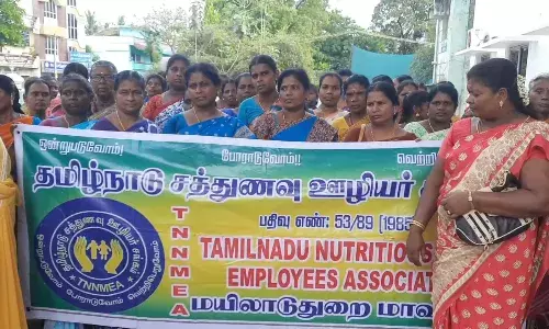 10 அம்ச கோரிக்கைகளுக்காக சத்துணவு ஊழியர் சங்கத்தினர் ஆர்ப்பாட்டம்