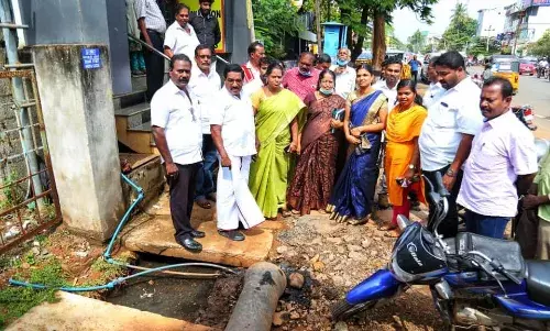 நாகர்கோவில் மழை நீர் தேங்கிய இடங்களை ஆய்வு செய்த மேயர்