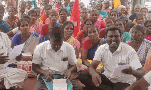 வீட்டுமனை பட்டா கேட்டு தரையில் அமர்ந்து காத்திருப்பு போராட்டம்