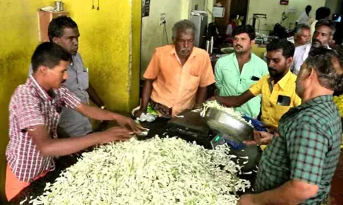 நெல்லையில் சித்திரை விசுவை முன்னிட்டு பூக்களின் விலை அதிகரிப்பு