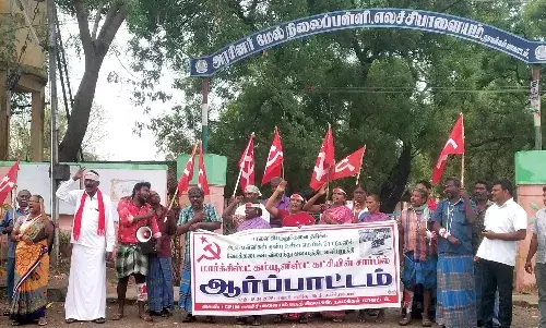எலச்சிபாளையம் அரசு பள்ளி முன்பு வேகத்தடை கோரி நூதன ஆர்ப்பாட்டம்