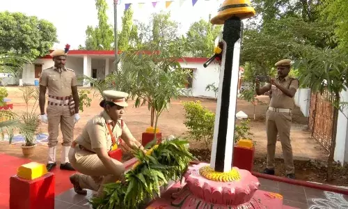 புதுக்கோட்டையில் நீத்தார் நினைவு தூணுக்கு தீயணைப்பு வீரர்கள் அஞ்சலி