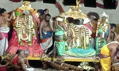 மீனாட்சி திருக்கல்யாணம்: ஆயிரக்கணக்கான பக்தர்கள் பங்கேற்றனர்