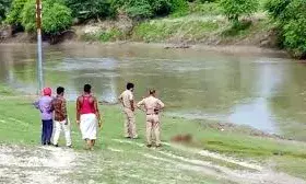 கொள்ளிடம் ஆற்றில் நீரில் மூழ்கிய வாலிபரின் உடல் சடலமாக மீட்பு