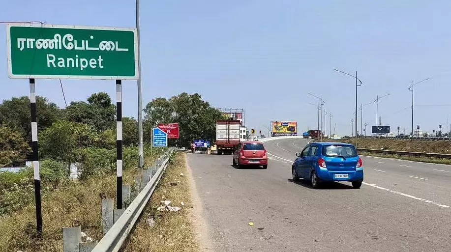 ஆற்காடு அருகே பிரபல தனியார் துணிக்கடையில் மின்கசிவால் தீ விபத்து ஆற்காடு அருகே பிரபல தனியார் துணிக்கடையில் மின்கசிவால் தீ விபத்து