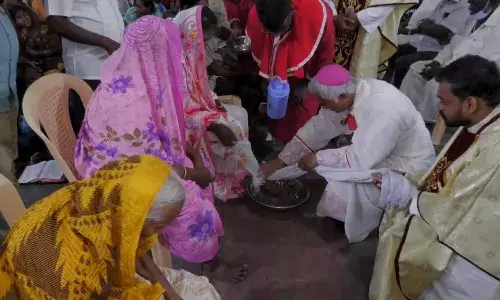 பெரிய வியாழனையாெட்டி தூய சவேரியார் பேராலயத்தில் பாதம் கழுவும் நிகழ்ச்சி