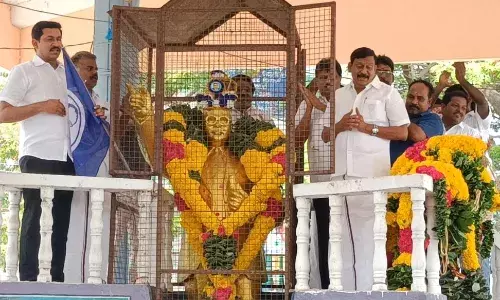 அம்பேத்கர் பிறந்த நாள்: பெரியபாளையத்தில் திமுகவினர் மாலை அணிவித்து மரியாதை