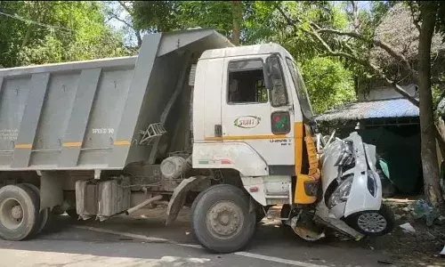 சீர்காழி அருகே தேசிய நெடுஞ்சாலையில் லாரி மோதிய விபத்தில் இருவர் பலி