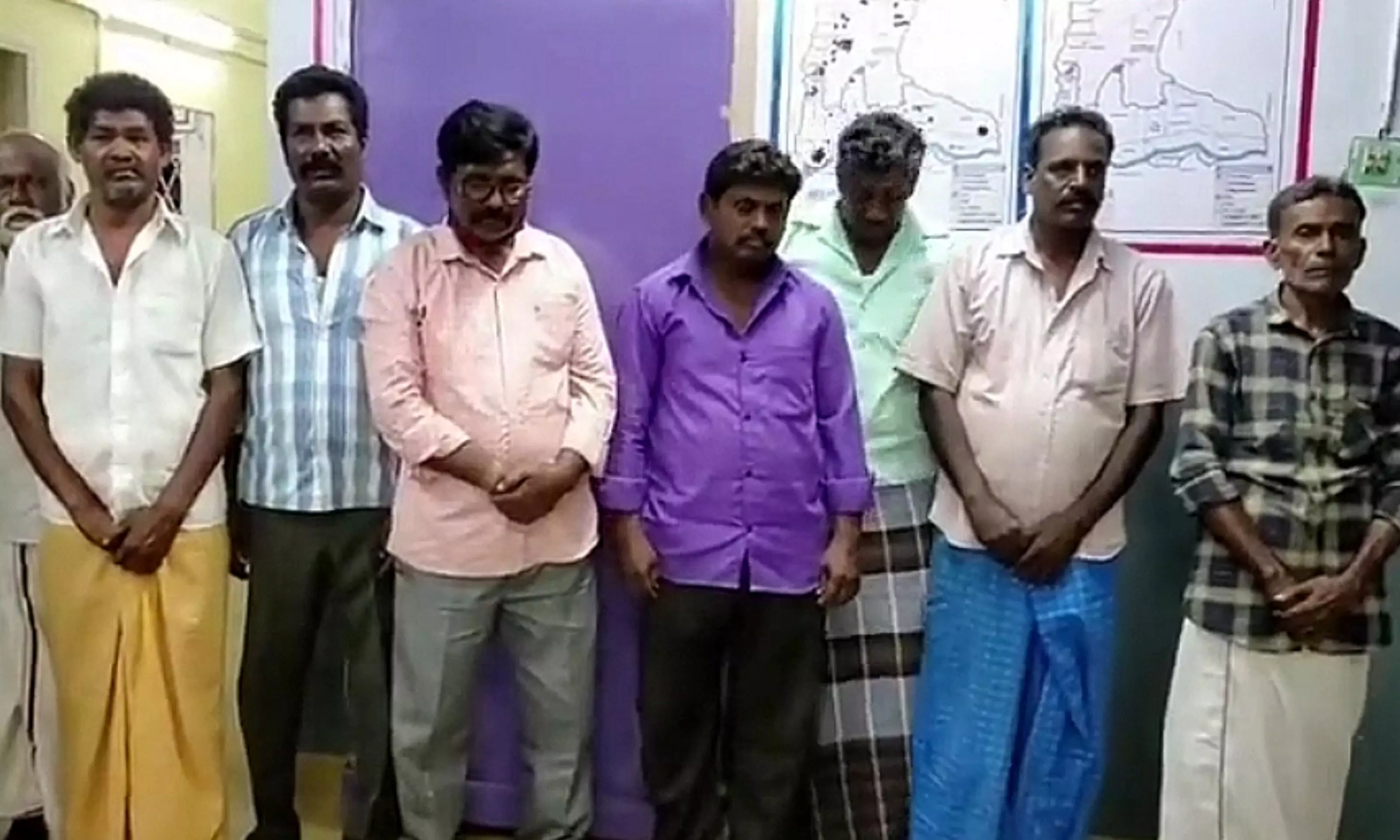 கோபிசெட்டிபாளையம்: நட்சத்திரக் கல் என கூறி நூதன மோசடி- 8 பேர் கைது கோபிசெட்டிபாளையம்: நட்சத்திரக் கல் என கூறி நூதன மோசடி- 8 பேர் கைது
