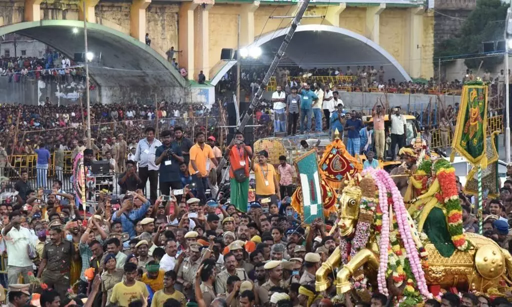 மதுரை: வைகை ஆற்றில் பச்சைப் பட்டு உடுத்தி எழுந்தருளிய கள்ளழகர் மதுரை: வைகை ஆற்றில் பச்சைப் பட்டு உடுத்தி எழுந்தருளிய கள்ளழகர்