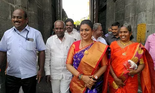 ஆந்திர மாநில அமைச்சர் நடிகை ரோஜா காஞ்சிபுரம் கோவிலில் சுவாமி தரிசனம்
