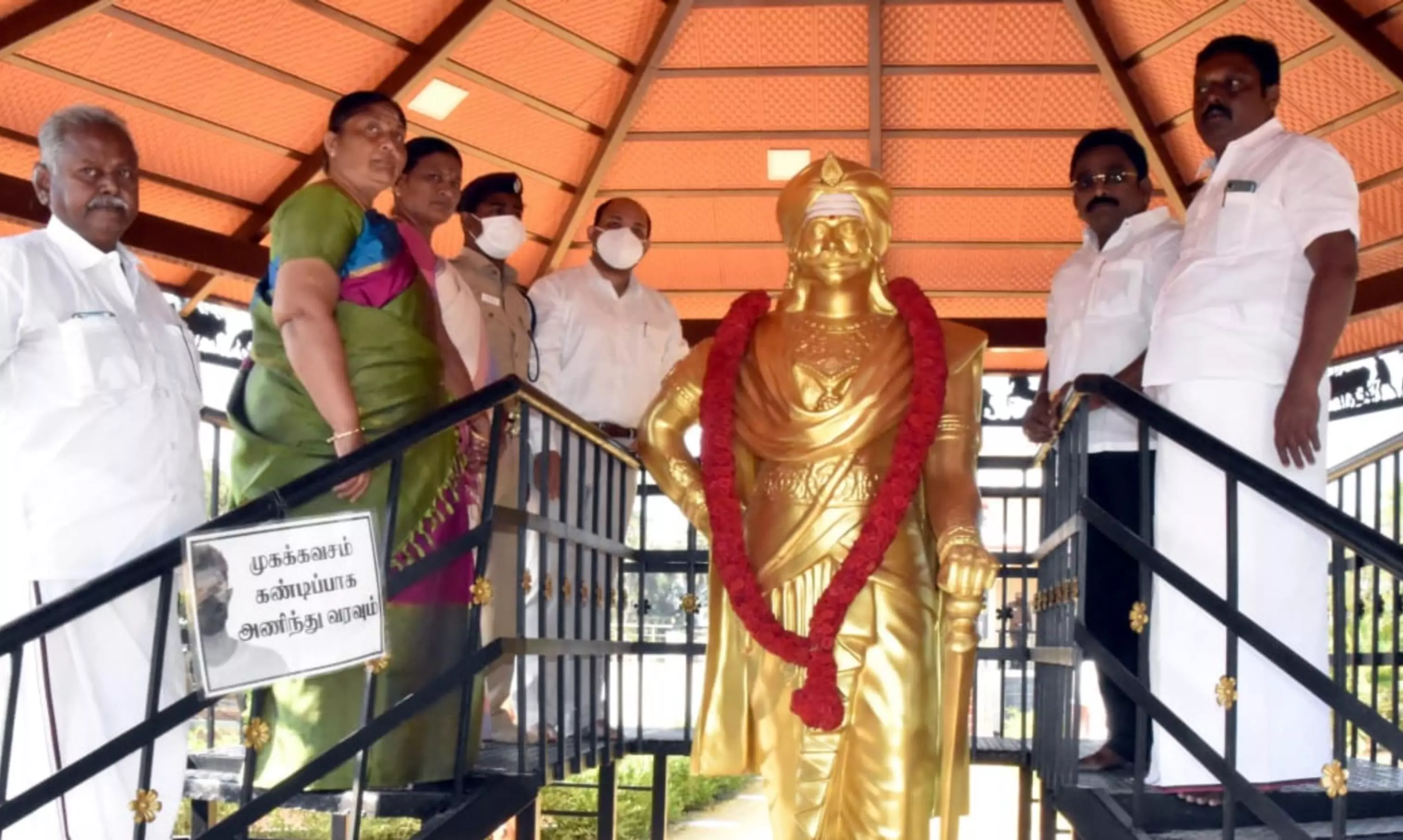 தீரன் சின்னமலை பிறந்த நாள் விழா: ஈரோடு கலெக்டர் மாலை அணிவித்து மரியாதை தீரன் சின்னமலை பிறந்த நாள் விழா: ஈரோடு கலெக்டர் மாலை அணிவித்து மரியாதை