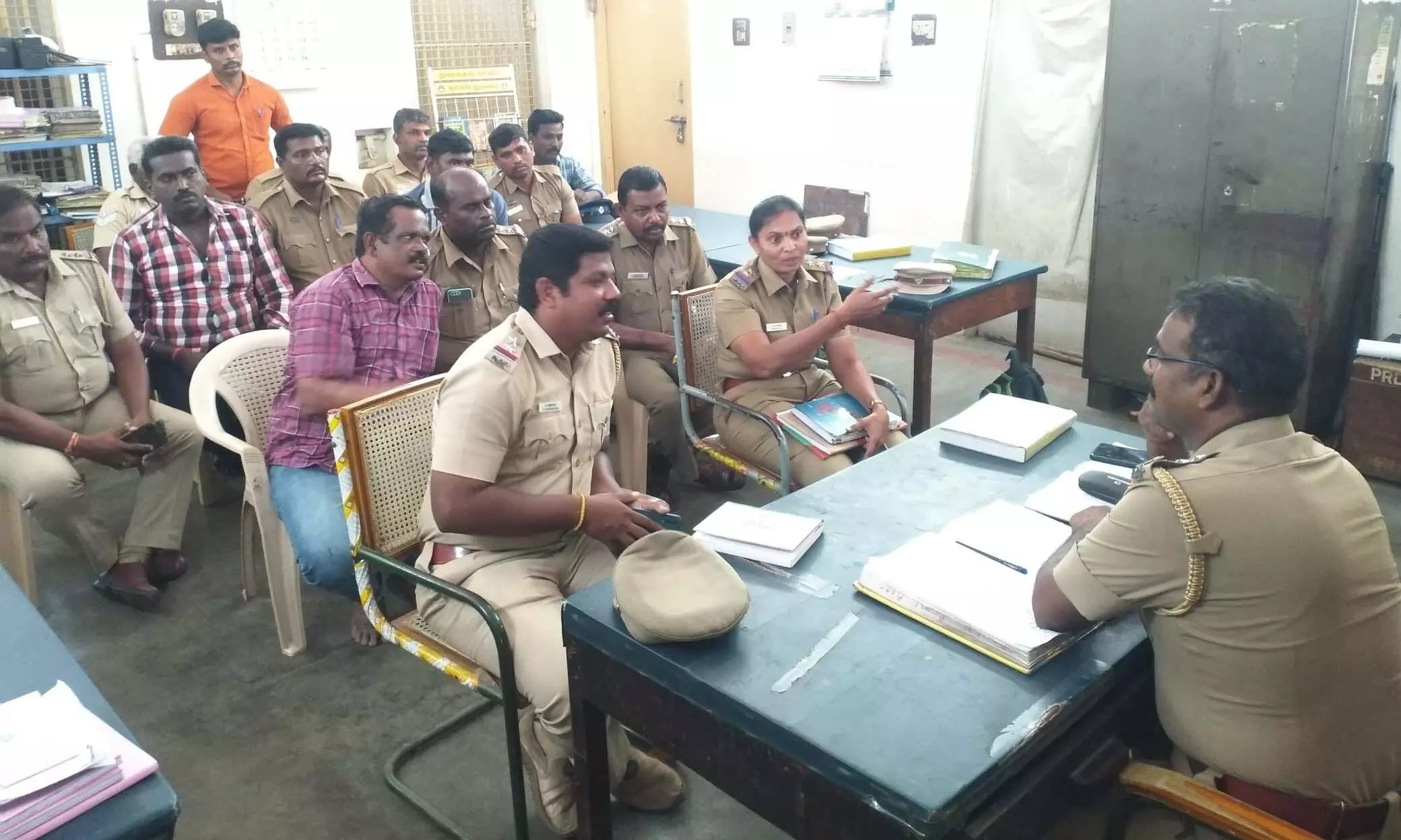 குமாரபாளையத்தில் இன்ஸ்பெக்டர், போலீசார் ஆலோசனை கூட்டம் குமாரபாளையத்தில் இன்ஸ்பெக்டர், போலீசார் ஆலோசனை கூட்டம்
