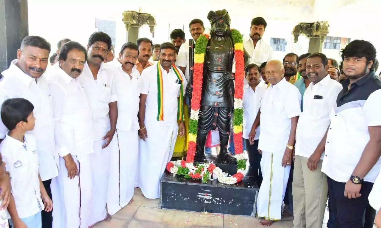 சுதந்திர போராட்ட வீரர் தீரன் சின்னமலை சிலைக்கு மாலை அணிவிப்பு சுதந்திர போராட்ட வீரர் தீரன் சின்னமலை சிலைக்கு மாலை அணிவிப்பு