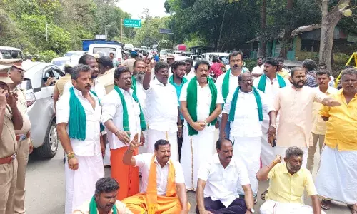 கேரள அரசை கண்டித்து குமுளியில் மறியல் கேரள அரசை கண்டித்து குமுளியில் மறியல்