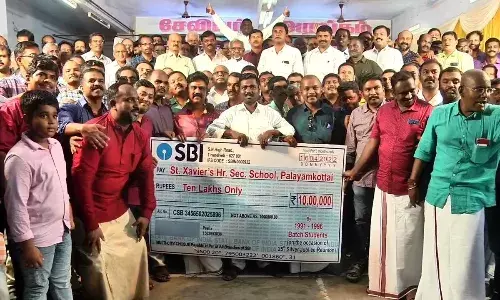 படித்த பள்ளிக்கு கூடுதல் வகுப்பறை கட்ட 10 லட்சம் நிதிவழங்கிய முன்னாள் மாணவர்கள்
