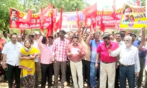 2.5 லட்சம் காலி பணியிடங்களை உடனடியாக நிரப்ப எஸ்.ஆர்.எம்.யு. கோரிக்கை 2.5 லட்சம் காலி பணியிடங்களை உடனடியாக நிரப்ப எஸ்.ஆர்.எம்.யு. கோரிக்கை