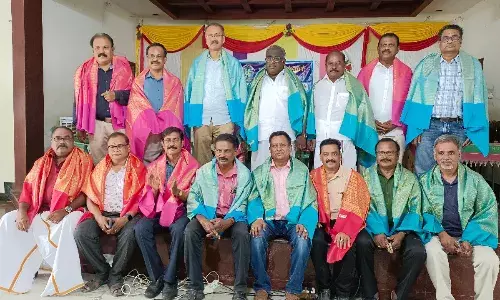 சோழவந்தான் அருகே தென்கரையில் முன்னாள் மாணவர்கள் சந்திப்பு