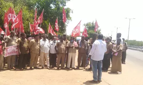 திருச்சியில் எஃப்.சி. உயர்வு கண்டித்து ஆட்டோ ஓட்டுனர்கள் ஆர்ப்பாட்டம் திருச்சியில் எஃப்.சி. உயர்வு கண்டித்து ஆட்டோ ஓட்டுனர்கள் ஆர்ப்பாட்டம்