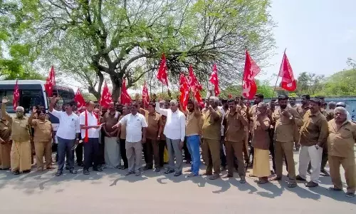 ஆன்லைன் அபராத முறையை கண்டித்து ஆட்டோ ஓட்டுனர்கள் முற்றுகை போராட்டம்